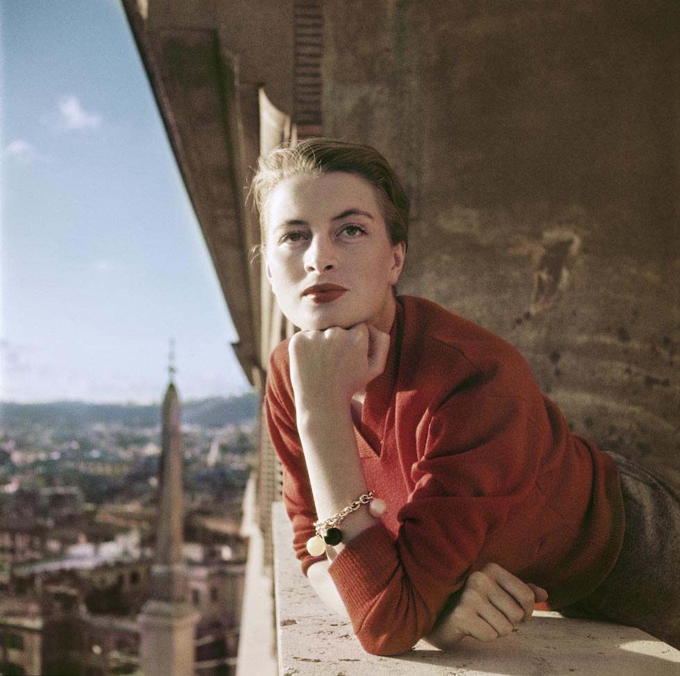 11.-Capa_Capucine-French-model-and-actress-on-a-balcony.jpg