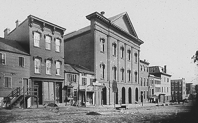 Il Teatro Ford, in una fotografia del 1865 