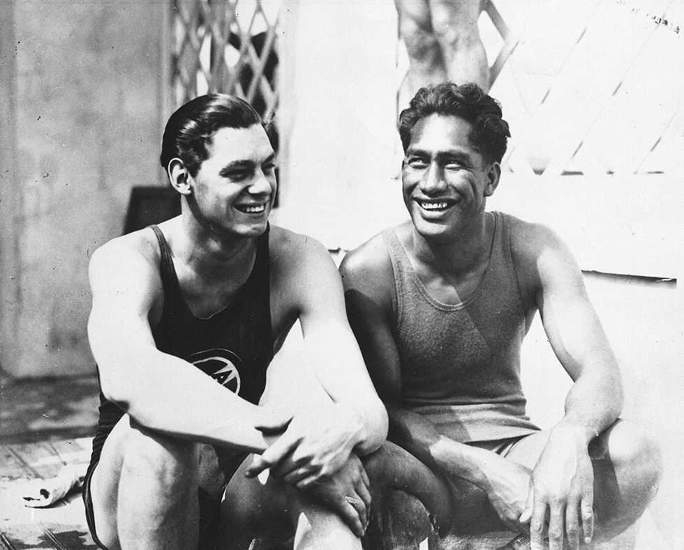 Johnny Weissmuller e Duke Kahanamoku a parigi per le Olimpiadi del 1924 (Il Post)