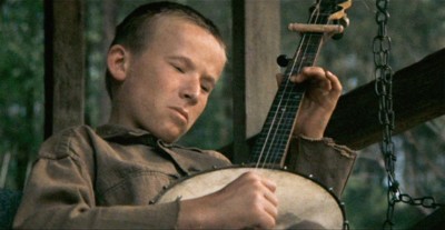 (Lui è solo un attore, ma le mani dovrebbero essere quelle di un vero suonatore di banjo).