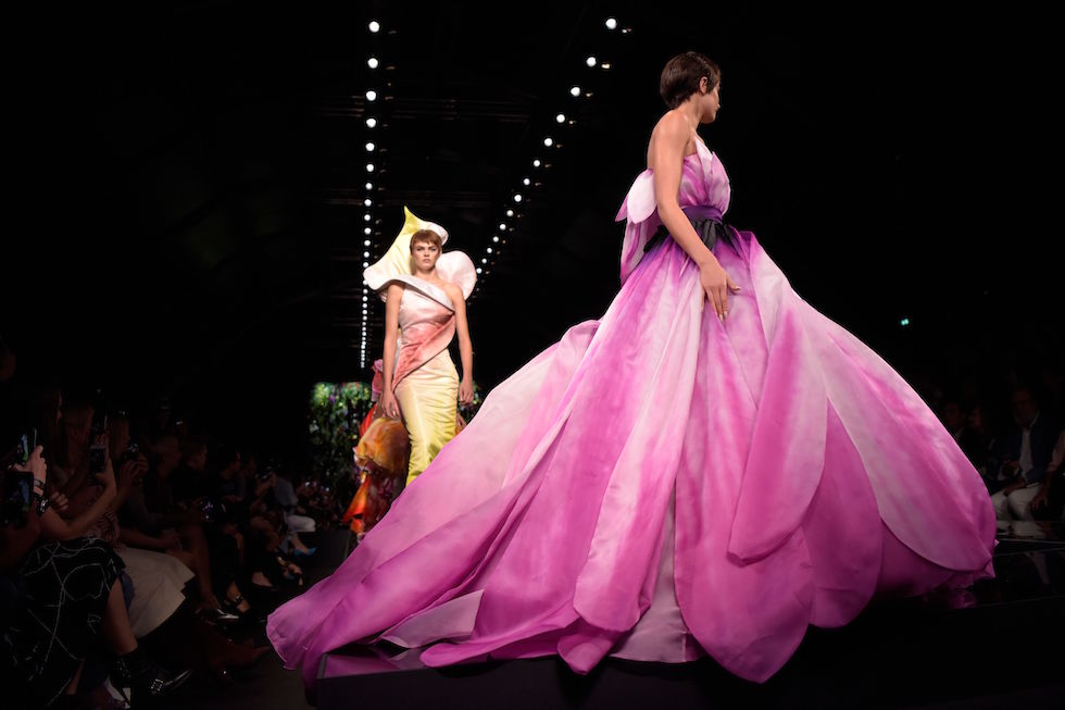 Gigi Hadid tra i fiori per Moschino - Il Post