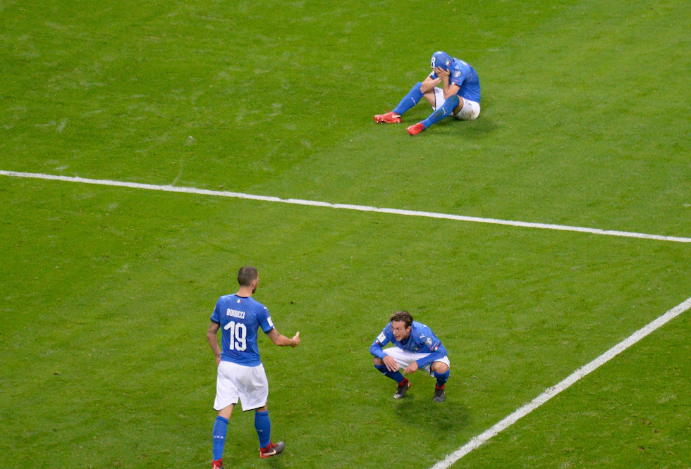 Italia-Svezia 0-0, i giocatori azzurri sconsolati al fischio finale. Foto: Dino Panato/Getty Images.