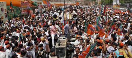Senior leaders (in a tractor trolley) of India's main opposition Hindu-nationalist Bharatiya Janata Party (BJP) and their supporters march towards the Indian Parliament during a protest in New Delhi April 21, 2010. At least 100,000 Indians backed by the main opposition party denounced steep price rises in one of the biggest marches in the capital in years, demanding the Congress-led government quit over food inflation. REUTERS/Danish Siddiqui (INDIA - Tags: POLITICS BUSINESS CIVIL UNREST)