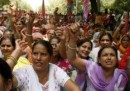 Migliaia in piazza a Delhi contro il costo dei prodotti alimentari