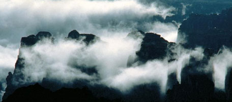 Fuoco e scienza si scontrano in Venezuela