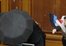 Ucraina: uova e fumogeni in parlamento