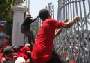 Thailandia fuori controllo, assaltato il parlamento