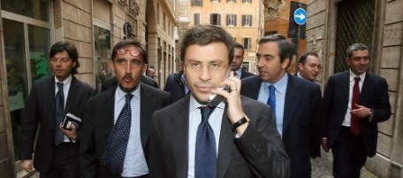 © Marco Merlini / LaPresse
19-04-2005 Roma
Politica
Via della Scrofa - Direzione Nazionale AN - Il Presidente di AN Fini comunica di avere in mano le dimissioni dei suoi ministri
Nella foto Italo Bocchino, Ignazio LaRussa e Maurizio Gasparri