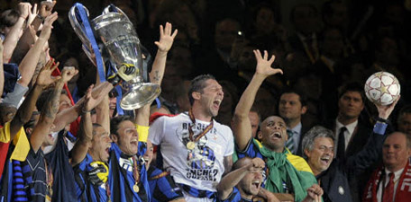 Inter Milan defender Javier Zanetti holds up the trophy with his team after winning the Champions League final soccer match between Bayern Munich and Inter Milan at the Santiago Bernabeu stadium in Madrid, Saturday May 22, 2010. (AP Photo/Daniel Ochoa de Olza)