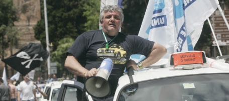 ©Mauro Scrobogna /LaPresse
31-05-2007 Roma
Interni
Sciopero taxi
Nella foto: tassisti durante la manifestazione