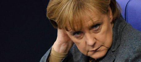 ARCHIV: Bundeskanzlerin Angela Merkel (CDU) fasst sich im Bundestag in Berlin mit der Hand an den Kopf (Foto vom 28.01.10). Der Gruenen-Bundestagsfraktionsvorsitzende Juergen Trittin fordert Bundeskanzlerin Angela Merkel (CDU) auf, im Bundestag die Vertrauensfrage zu stellen. "Angesichts der heftigen Widersprueche in der schwarz-gelben Koalition ist fraglich, ob Frau Merkel fuer ihre Politik noch eine Mehrheit der Abgeordneten im Bundestag hinter sich hat", sagte Trittin dem "Hamburger Abendblatt" (Montagausgabe vom 14.06.10) laut Vorabbericht. Die Bundeskanzlerin solle daher die Schlussabstimmung ueber das Sparpaket mit der Vertrauensfrage verbinden. (zu ddp-Text) Foto: Michael Gottschalk/ddp
