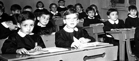 ©Silvio Durante/Lapresse
Archivio Storico
Torino 15-11-1956
Scuola
nella foto: Interno di un'aula scolastica di una classe elementare.Da notare l'obbligo per le bambine e i maschietti del grembiule nero con collettino bianco.
Neg- 157267