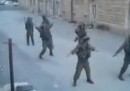 I soldati israeliani ballano a Hebron