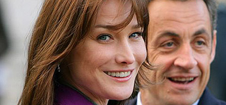 France's President Nicolas Sarkozy (R) and his wife Carla Bruni-Sarkozy are pictured at the Old Royal Naval College in London, on March 27, 2008, where the President awarded British sailor Dame Ellen MacArthur with the 'L gion d'Honneur.' AFP PHOTO/CARL DE SOUZA (Photo credit should read CARL DE SOUZA/AFP/Getty Images)