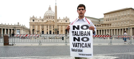 © ROBERTO MONALDO/LAPRESSE
31-07-2003 ROMA
POLITICA
SAN PIETRO - MANIFESTAZIONE DEI RADICALI ITALIANI PER I DIRITTI SOCIALI DEGLI OMOSESSUALI
NELLA FOTO DANIELE CAPEZZONE (SEGRETARIO RADICALI ITALIANI)