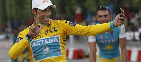 after the 20th and last stage of the Tour de France cycling race over 102.5 kilometers (63.7 miles) with start in Longjumeau and finish in Paris, France, Sunday, July 25, 2010. (AP Photo/Christophe Ena, POOL)