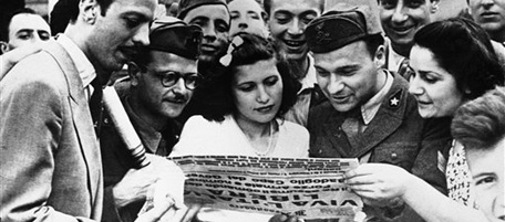 Citizens and soldiers in the Italian capital read the historic announcement of the fall of Mussolini on Aug.14, 1943, in Rome. (AP Photo)