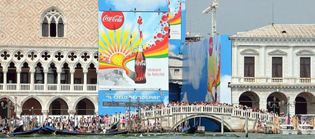 Venezia, 18/08/2010. Nuova pubblicitÃ  della coca cola su Palazzo Ducale. (c)Andrea Pattaro/Vision