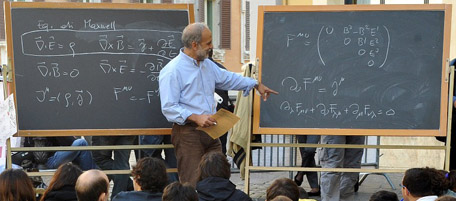 20081020 - CLJ - ROMA - LEZIONE DI FISICA A MONTECITORIO
Il professore di fisica Omar Benhar durante la lezione di fisica a Montecitorio questa mattina.
CLAUDIO PERI