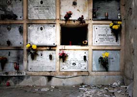 L’Aquila, il cimitero in rovina