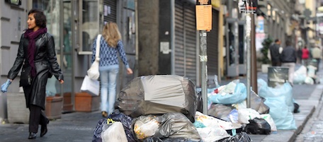 Foto Roberto Monaldo / LaPresse
24-10-2010 Napoli
Interni
Emergenza rifiuti 
Nella foto Le vie del centro storico piene di rifiuti

Foto Roberto Monaldo / LaPresse
24-10-2010 Naples
Trash emergency
In the photo Streets of the city whit the trash