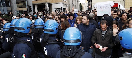 Â©Lapresse
09-11-2010 Padova.Pd
Cronaca
Padova, emergenza allagamenti. Berlusconi e Bossi a Padova con Zaia e Bertolaso "Aiuti immediati, se serve anche indebitandoci"- 300 lo contestano, scontri con la polizia.
Nella foto: i manifestanti durante gli scontri