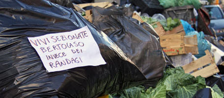 Foto Gennaro Manzo/LaPresse
01-11-2010 Napoli,Italia
Cronaca
Protesta contro Bertolaso
Nella foto: protesta rifiuti