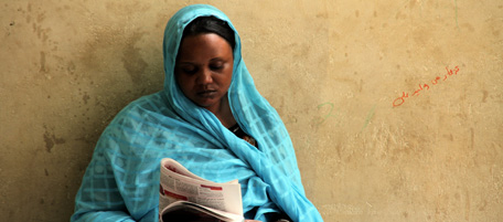 TO GO WITH STORY BY GUILLAUME LAVALEE
A Sudanese woman reads a local newspaper in Khartoum on June 9, 2010. State censorship and repression is back in full force in the Sudanese press since the re-election of President Omar al-Beshir, according to complaints from independent and opposition papers. 
AFP PHOTO/ASHRAF SHAZLY (Photo credit should read ASHRAF SHAZLY/AFP/Getty Images)