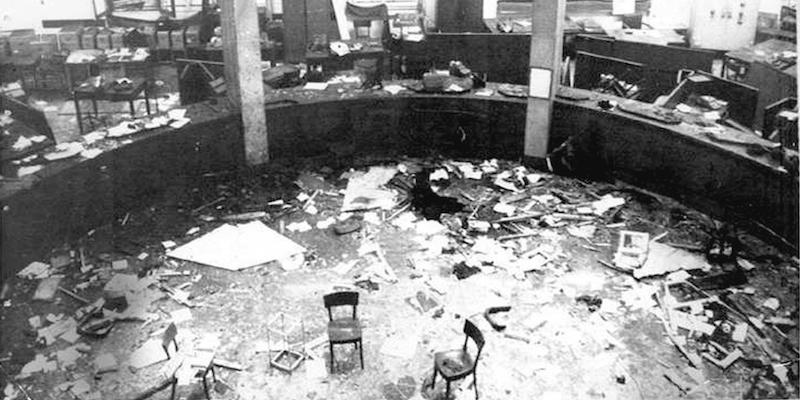 Il salone della Banca Nazionale dell'Agricoltura in Piazza Fontana dopo l'attentato, Milano, 12 dicembre 1969 (ANSA)