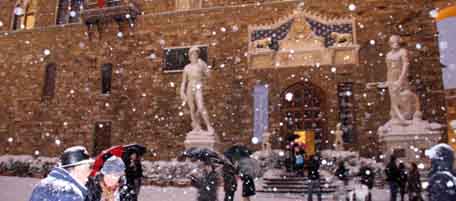 ©Lapresse
17/12/2010 Firenze,Italia
Cronaca
Neve a Firenze
nella foto: piazza della signoria e palazzo vecchio