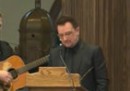 Bono canta al funerale di Sargent Shriver