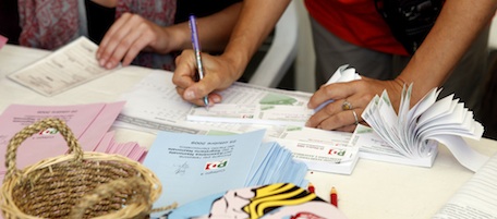 Â© Mauro Scrobogna / LaPresse
25-10-2009 Roma
Politica
Partito democratico - primarie PD
Nella foto:elettori ai seggi
Primary election for italian Democratic Party to elect the new Secretary General
 voters at polling station