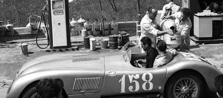 ©Silvio Durante/Lapresse
Archivio storico
Aosta 17-07-1955
Aosta-Gran San Bernardo
nella foto: una macchina sportiva fa rifornimento di carburante prima della partenza della corsa in salita per auto sportive e da turismo Aosta-Gran San Bernardo
NEG- 79442