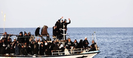 Lapresse
07-03-2011 Lampedusa, Italia
Cronaca
Nella notte un migliaio di clandestini sbarcano a Lampedusa, 10 barconi raggiungono l' Isola.
Nella foto un barcone carico di migranti arriva al porto

 Lapresse
07-03-2011 Lampedusa Island, Italy
Resumed at full speed landings of illegal tunisians immigrants on the lampedusa island