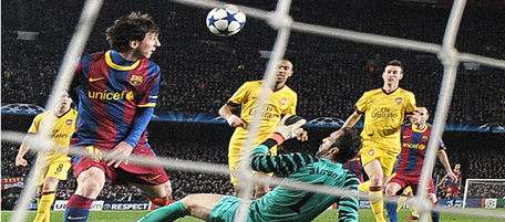 Arsenal's Goalkeeper Manuel Almunia (R) fails to stop Barcelona's Argentinian forward Lionel Messi (L) who went to score during the second leg of their Champions League Round 16 match at the Nou Camp football stadium on March 8, 2011. AFP PHOTO/Carl de Souza (Photo credit should read CARL DE SOUZA/AFP/Getty Images)