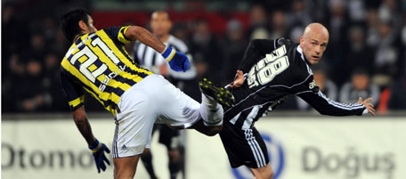 Besiktas` Fabian Ernst (R) fights for the ball with Fenerbahce's Selcuk Sahin during their Turkish Super League derby football match on February 20, 2011 in Istanbul. AFP PHOTO/BULENT KILIC (Photo credit should read BULENT KILIC/AFP/Getty Images)