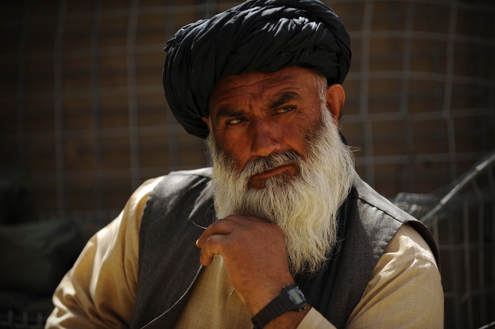 Un anziano afghano durante la shura (il consiglio locale) nella città di Musa Qala, provincia di Helmand, 12 aprile 2011. (PETER PARKS/AFP/Getty Images)