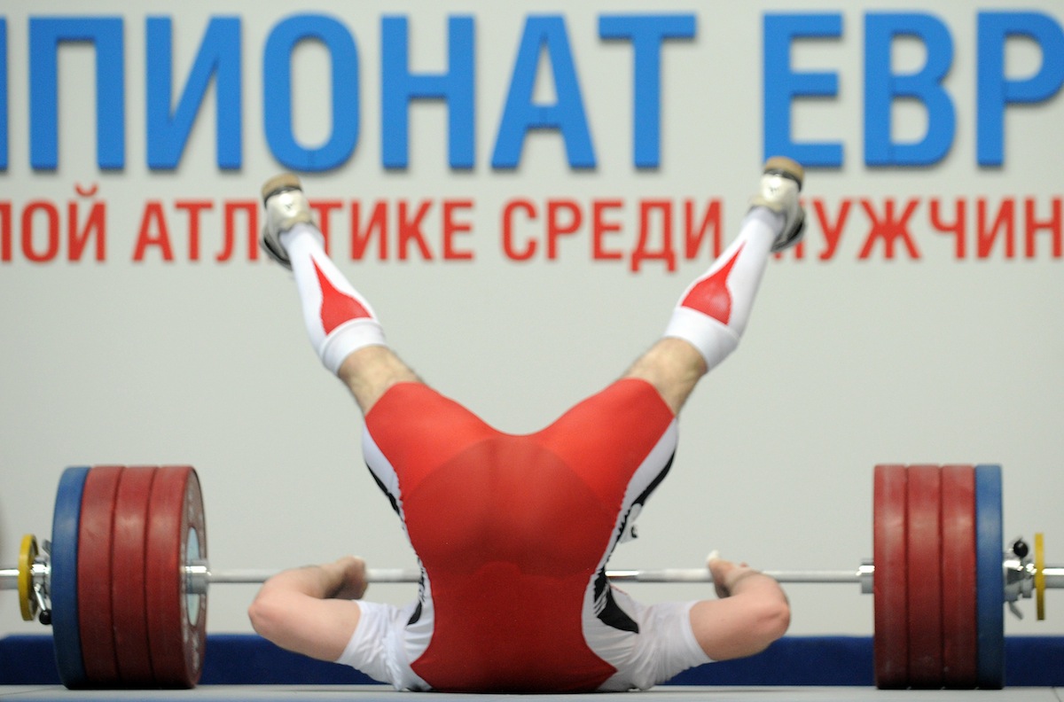 Il sollevatore di pesi ucraino Oleksiy Torokhtiy cade dopo aver tentato di sollevare 105 chilogrammi agli europei di Kazan. (DMITRY KOSTYUKOV/AFP/Getty Images)