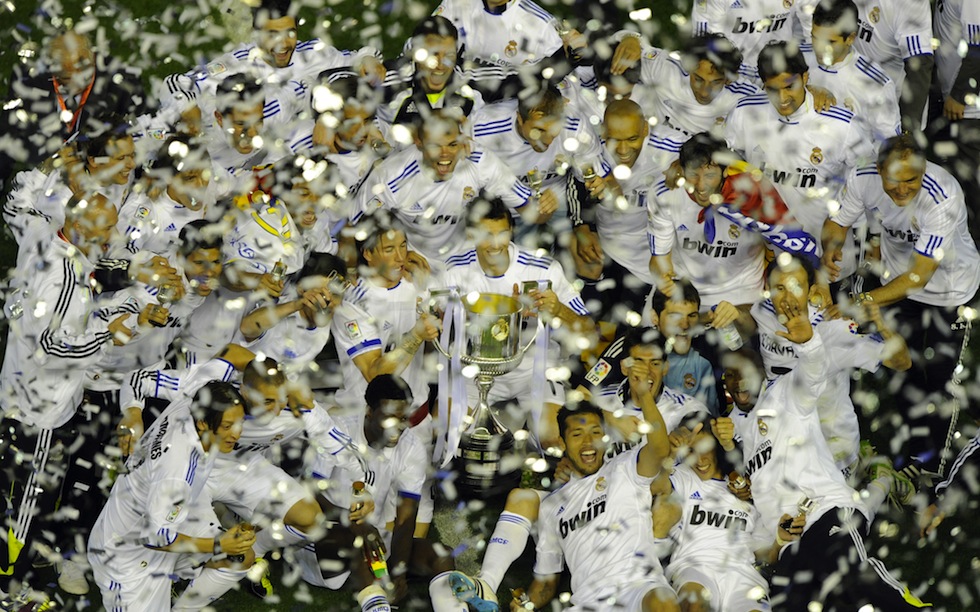 I giocatori del Real Madrid festeggiano dopo la fine della partita. (PEDRO ARMESTRE/AFP/Getty Images)