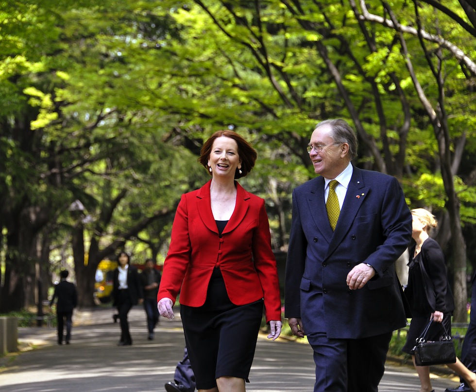 Julia Gillard e Murray McLean, ambasciatore australiano in Giappone, in un parco di Tokyo. (YOSHIKAZU TSUNO/AFP/Getty Images)