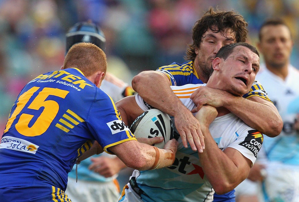 Un giocatore dei Gold Coast Titans contrastato da due dei Parramatta Eels durante una partita di rugby a Sydney, in Australia. (Cameron Spencer/Getty Images)