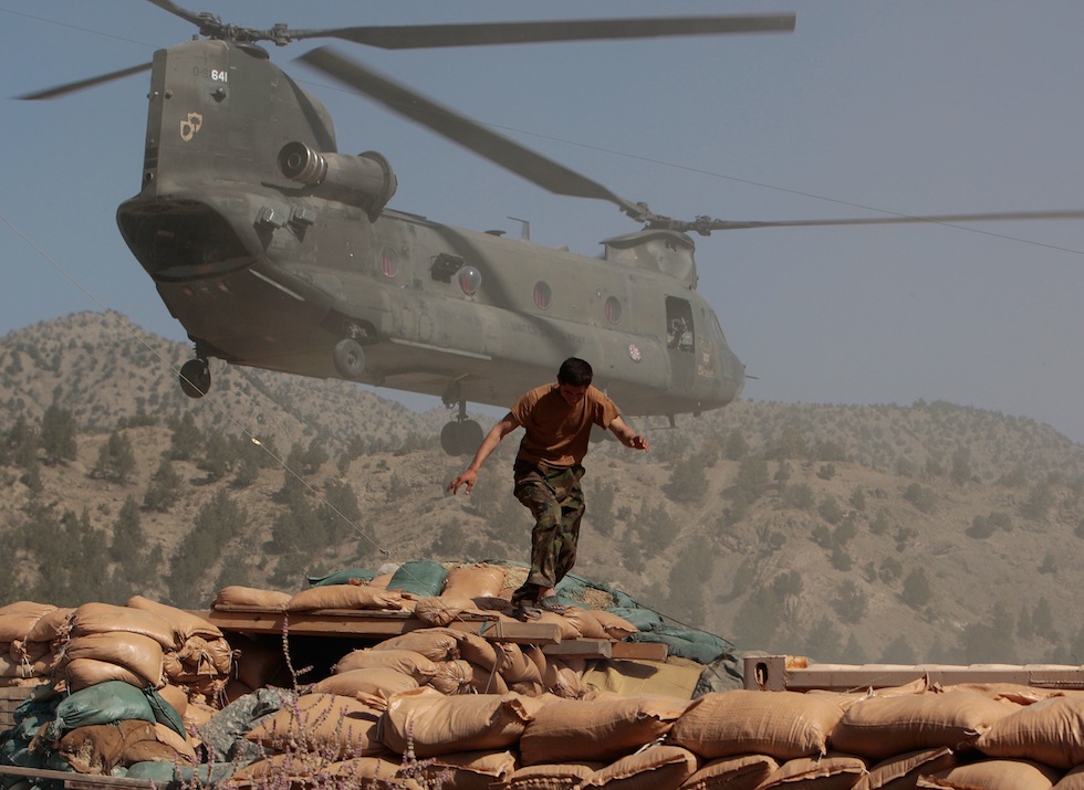 Un soldato dell'esercito afghano si allontana da un elicottero americano nella base di Zerok, provincia di Paktika, Afghanistan 6 ottobre 2009. La base si trova al confine con il Pakistan e le condizioni di vita per i soldati americani e i loro alleati afghani erano particolarmente dure: pattugliavano continuamente le zone vicine e subivano frequenti attacchi dai sostenitori dei talebani. Inoltre potevano passare mesi senza fare una doccia o avere della biancheria pulita. (Chris Hondros/Getty Images)