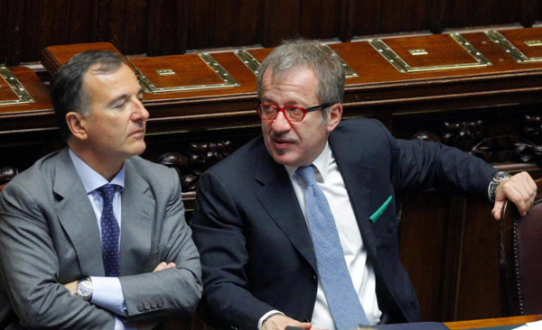 I ministri Frattini - con le abituali braccia incrociate - e Maroni. Foto Mauro Scrobogna /LaPresse