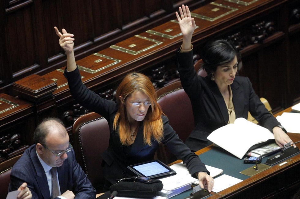 Le ministre Maria Vittoria Brambilla e Mara Carfagna segnalano il loro voto (Foto Mauro Scrobogna /LaPresse)
