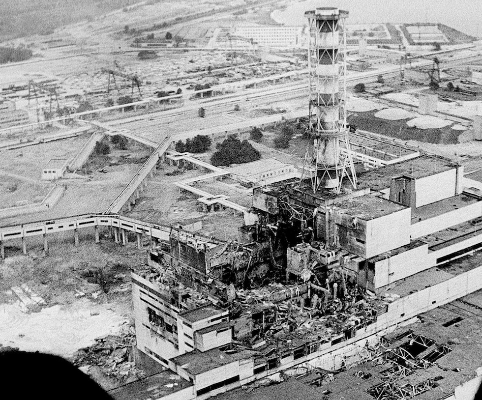 Il reattore 4 della centrale nucleare di Chernobyl distrutto dopo l'incidente. La foto è stata scattata due o tre giorni dopo l'esplosione avvenuta nella notte tra il 25 e 26 aprile 1986. (AP Photo)