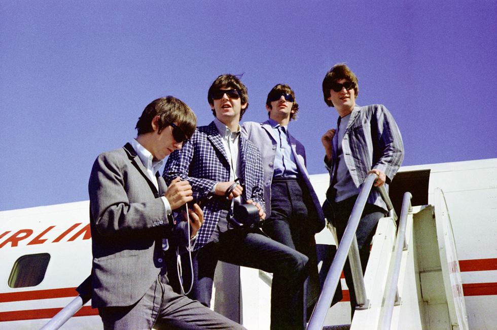 I Beatles all'aeroporto di Seattle in partenza per Vancouver dove avrebbero tenuto il loro primo concerto in Canada il 22 agosto 1964. È stato il loro quarto concerto dall'inizio del tour negli Stati Uniti.