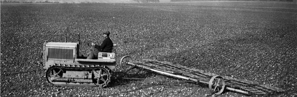 21st October 1931: Farmers harrow a ploughed field at Lord Lymington's estate in Basingstoke, Hampshire. (Photo by Fox Photos/Getty Images)