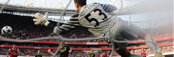Arsenal's Polish goalkeeper Wojciech Szczesny (R) dives in a failed attempt to save a penalty from Liverpool's Dirk Kuyt (C) during the Premiership football match at the Emirates Stadium in London on April 17, 2011. Kuyt scored a last-minute penalty to equalise and the game ended 1-1. AFP PHOTO / Adrian Dennis

FOR EDITORIAL USE ONLY Additional licence required for any commercial/promotional use or use on TV or internet (except identical online version of newspaper) of Premier League/Football League photos. Tel DataCo +44 207 2981656. Do not alter/modify photo. (Photo credit should read ADRIAN DENNIS/AFP/Getty Images)