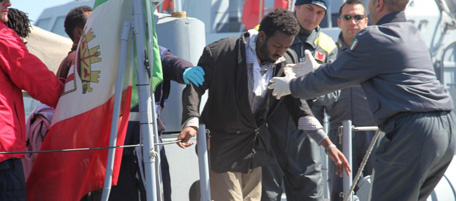 Lapresse06-04-2011 LampedusaCronacaLampedusa : Tragedia in mare, affonda barcone con 200 migranti, si salvano in 47Nella foto superstiti vengono assistiti dai soccorritori