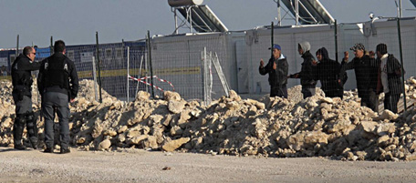 LaPresse02-04-2011 Manduria, ItaliaProfughi in fuga dal campo di Manduria, a centinaia sono usciti dalla tendopoli sfondando 50 metri di recinzione.Nella foto: forze dell'ordine pattugliano la zona